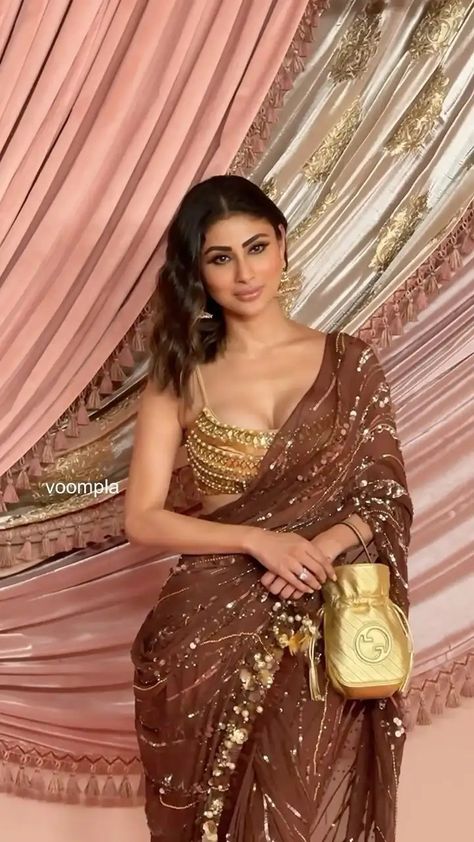 Mouni Roy Aesthetic, Saree On Brown Skin, Brown Indian Outfit, Brown Saree Look, Mouni Roy Saree, Hot Sarees, Indian Outfits Modern, Brown Saree, Saree Styling