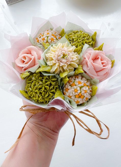 Wedding Cupcake Bouquet, Floral Cupcake Bouquet, Cupcake Bouquet Diy, Mini Cupcake Bouquets, Cupcake Bouquet Tutorial, Bouquet Cupcakes, Cupcake Flower Bouquets, Gift Card Bouquet, Edible Butterfly