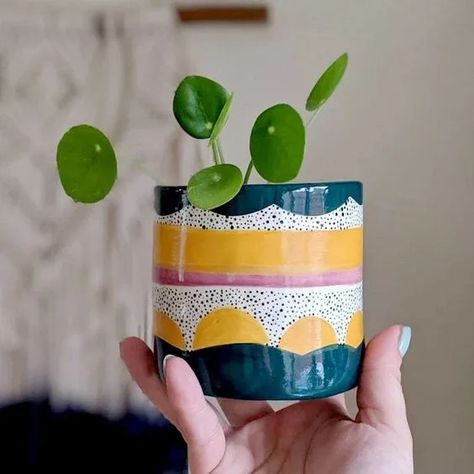 patterned pottery painting ideas Diy Keramik, Painted Planter, Hand Painted Planter, Diy Pottery Painting, Plant Pot Diy, Painted Pots Diy, Painted Plant Pots, Paint Your Own Pottery, Cerámica Ideas