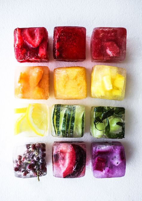 Make your next pitcher drink or cocktail recipe extra special with edible rainbow ice cubes! Rainbow food has been taking the web by storm, but nothing tops these naturally flavored and colored homemade ice cubes! So cute for a birthday or outdoor party/bbq, and 100% natural. Summer Ice Cubes, Colored Ice Cubes, Fancy Ice Cubes, Hemgjord Glass, Fruit Ice Cubes, Flavored Ice Cubes, Fancy Ice, Dog Days Of Summer, Flavor Ice