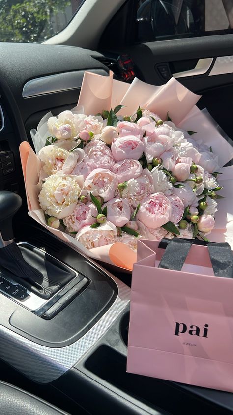 Car Girlfriend, Flowers For Girlfriend, Luxury Flower Bouquets, Boquette Flowers, A Bouquet Of Flowers, Flowers Bouquet Gift, Nothing But Flowers, Flower Therapy, Beautiful Bouquet Of Flowers