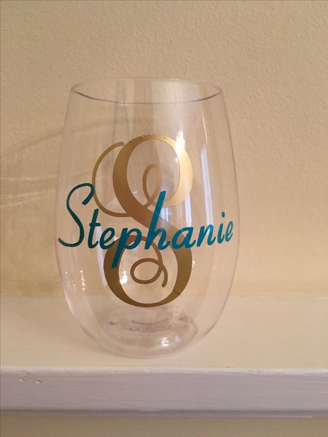 Name monogram with capital letter in script on GoVino wine glass with Oracal vinyl. Made with Silhouette machine. Wine Glass Ideas, Wine Glass Vinyl, Vinyl On Glass, Diy Glasses, Cricut Monogram, Wine Glass Designs, Staten Island New York, Diy Wine Glasses, Decorated Wine Glasses