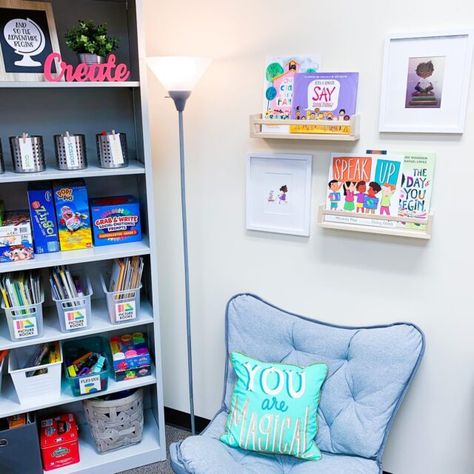 Speech Therapist Classroom, Speech Therapist Room Ideas, Speech Pathology Room Decor, Elementary Speech Room Decor, Speech Therapist Office Decor, Cute Speech Therapy Rooms, Speech Pathologist Office, Functional Speech Room Decor, Decorate Speech Therapy Room