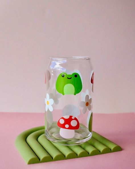 A cute glass for all your beverage needs. This glass is perfect for enjoying any iced drink! DETAILS: 16 oz. glass can Design made with UVDTF decal Lid and straw sold separately CARE INSTRUCTIONS: Recommended handwash only Do not scrub or soak design Not dishwasher or microwave safe For more information on shipping, please refer to the FAQs. No refunds or exchanges. If you have any questions about your order, please reach out via email at shop@madebyaprillynn.com Painting Glass Cups, Glass Painting Designs Easy, Stained Glass Crafts For Kids, Cute Wine Glass Painting Ideas, Painted Glass Cups, Glass Cup Painting Ideas, Glass Cup Painting, Glass Can Design, Wine Glass Painting