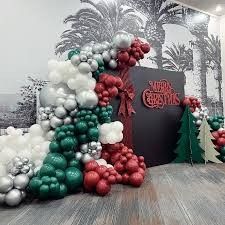 Green And Silver Balloons, Christmas Candy Party, Silver Balloon Arch, Christmas Balloon Arch, Christmas Backdrop Ideas, Merry Christmas Backdrop, Tree Props, Silver Balloons, Christmas Balloon Decorations