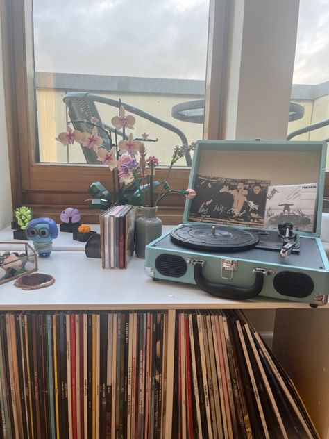 Vinyl Player Aesthetic, Vinyl Room Decor, Vinyl Corner, Sisters Bedroom, Vinyl Stand, Sister Bedroom, Cd Aesthetic, Window Sill Decor, Music Corner