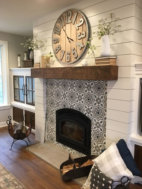 Perfect mantel decor with large wooden clock and tile Living Room Clock, Fireplaces Ideas, Room Clock, Deco Champetre, Fireplace Mantle Decor, Living Room Clocks, Trendy Wall Decor, Fireplace Mantel Decor, Farmhouse Fireplace