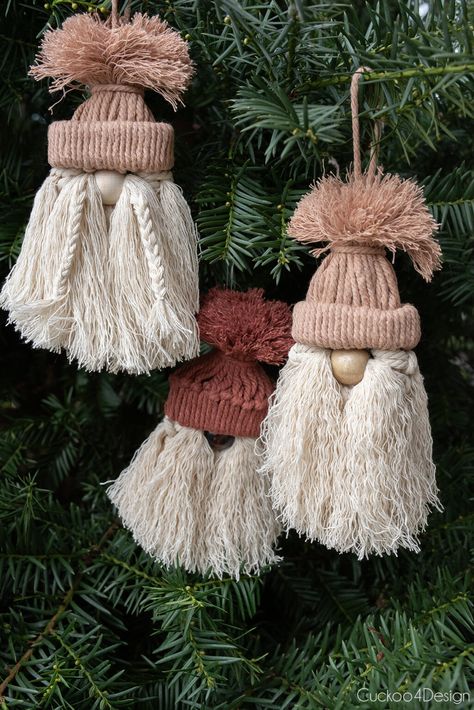 Tassel Keychain Diy, Make Christmas Ornaments, Macrame Christmas Ornaments, Christmas Knitting Projects, Affordable Christmas Decorations, Macrame Yarn, Easy Macrame, Christmas Crafts Diy Projects, Gnome Tutorial