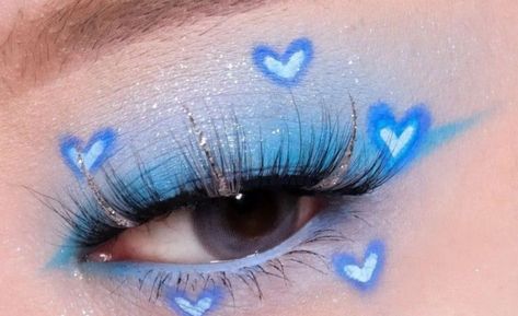 Blue Heart Makeup Look, Blue Makeup Inspo Aesthetic, Blue White Makeup Look, Pretty Blue Makeup, Blue Graphic Eye Makeup, Cute Blue Makeup Looks, Blue Concert Outfit Ideas, Eye Makeup Art Aesthetic, Blaues Make Up