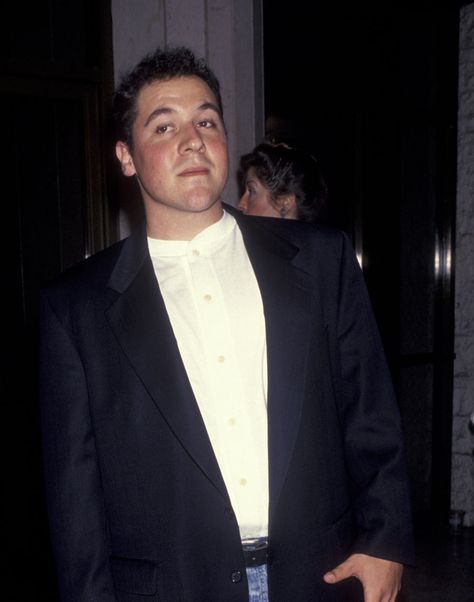 Jon Favreau arrives at the Los Angeles premiere of "Rudy" - September 28, 1993. Holy Guacamole, Jon Favreau, Writing Art, Suit Jacket, Harry Potter, It Cast, Actors, Film, Music