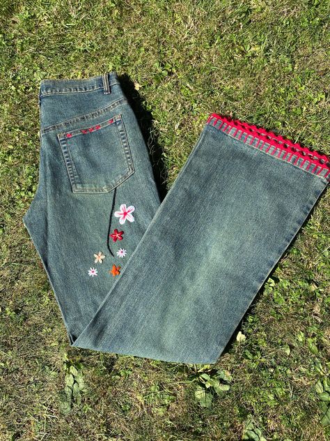 Magnificent vintage jeans Design Innocent High Quality, Italy 90s. Cotton jeans, blue color, embroidered flowers motif. Two front pockets and two back pockets, flared leg model, button and zip closure. Excellent condition. Timeless retro. Incredible, vivid colors, are clean and free from any problems. Our products can be used immediately without any problem, there is no dust, smell or anything like that. All products in our shop are guaranteed to be 100% original and authentic. The product that Vintage Cotton Jeans, Cheap Vintage Spring Bottoms, Cheap Embroidered Medium Wash Jeans, Cheap Vintage Jeans With Buttons, Cheap Medium Wash Bottoms With Floral Embroidery, Cheap Vintage Bottoms For Spring, Boyfriend Jeans Embroidered, Cheap Cotton Bottoms With Floral Embroidery, Casual Floral Print Jeans