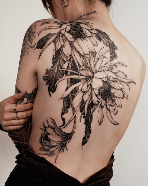 Body With Tattoos, Tato Maori, Floral Back Tattoos, Backpiece Tattoo, Back Piece Tattoo, Muster Tattoos, 4 Tattoo, Geniale Tattoos, Back Tattoo Women