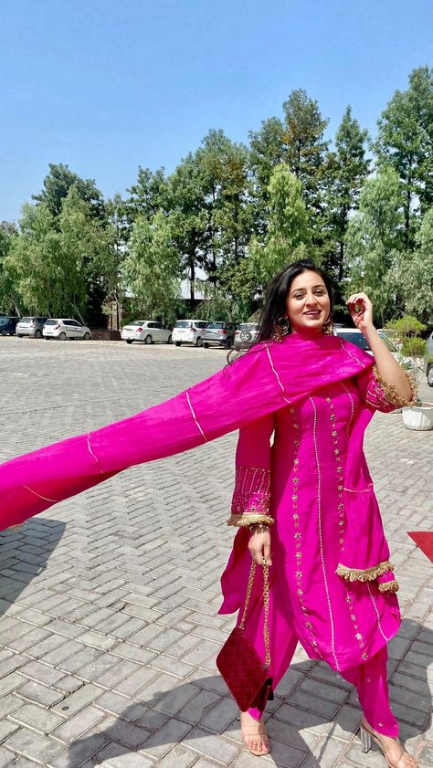 Pink Punjabi Suit Party Wear, Rani Pink Suit, Pink Suit Design, Punjabi Embroidery Suit Design, Boutique Style Suits, Pink Suits Women, Simple Suit Designs, Designer Suits For Wedding, Simple Indian Suits