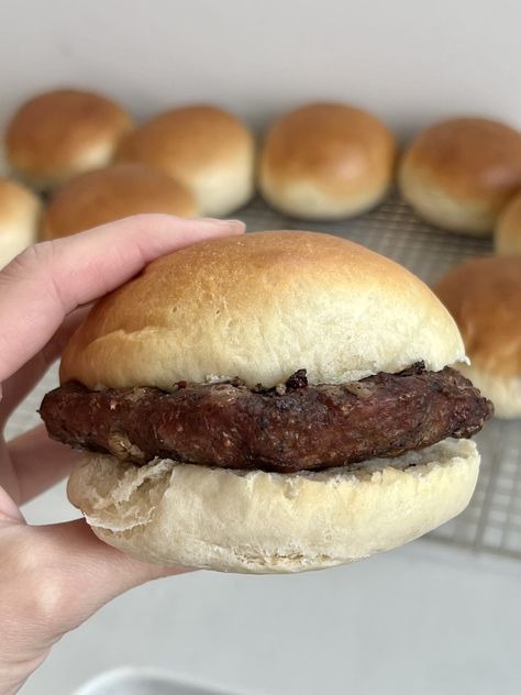 Fast and fluffy no egg hamburger buns 45 minutes or less, and delectably soft yet sturdy enough to hold your favorite burger! Beautiful Burger Buns, Yeast Hamburger Buns, Hamburger With Egg, Egg Hamburger, Quick Buns, Hamburger Bun Recipe, Homemade Buns, Food Thermometer, Holiday Snacks