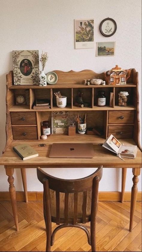 Elegant Bedroom Desk, Aesthetic Desk Cottagecore, Study Room Inspo Aesthetic, Study Desk Vintage, Simple Rustic Interior Design, Vintage Style Desk, Cottage Core Desk Ideas, Victorian Desk Aesthetic, Writing Desk Setup