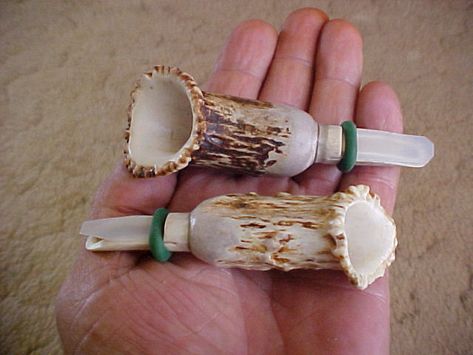 These do it yourself deer antler craft ideas are great for your found antlers this year. Some may be more work than others, but they're all awesome. Deer Antler Crafts Ideas, Antler Crafts Diy, Diy Antler Projects, Deer Horn Ideas, Diy Deer Antlers, Deer Antler Ideas, Antler Pipe, Diy Antler, Diy Antlers