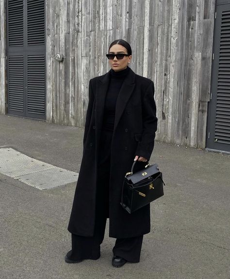 Hermes Kelly Black Outfit, Hermes Bag Outfit, Hermes Mini Lindy Bag, Black Hermes Bag, Hermes Kelly 25 Black, Hermes Kelly 32 Black, Hermes Lindy Bag, Black Kelly, Hermes Lindy