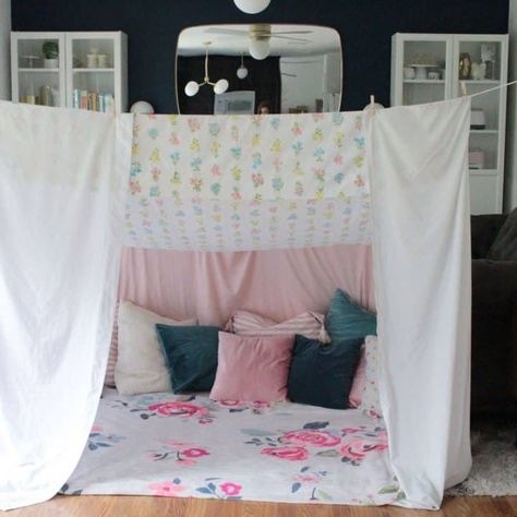 Tips and tricks for how to build the best blanket fort ever! Grab some sheets, blankets, clothes pin and other household items and use these ideas to make an awesome fort! #blanketfort #howtomakeafort #blanketforttips #fortideas #howtobuildablanketfort #fort #fortbuilding Fort Bed, Diy Blanket Fort, Bedroom Fort, Living Room Fort, Indoor Forts, Bed Fort, Diy Fort, Cool Forts, Sleepover Room