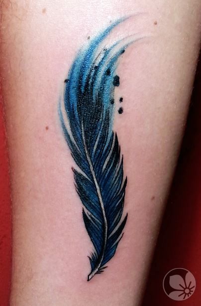 Sorce: springtattoo.com ------ feather tattoo - קעקוע נוצה #tattoo #feather Colored Feather Tattoos, Baterflay Tattoo, Color Feather Tattoo, Eye Drawing Tattoo, Feather Coverup Tattoo, Blue Feather Tattoo, Plumas Tattoo, Tattoo Feathers, Feather Tattoo Arm