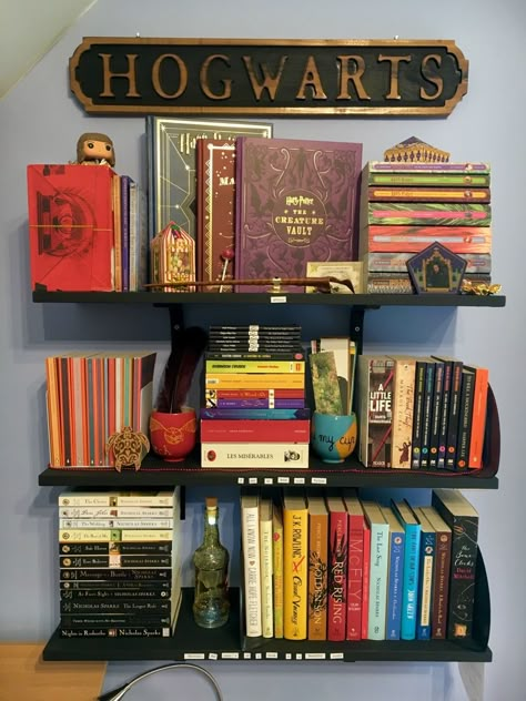 when in doubt go to the library — Without a doubt the best part of my room. Harry Potter Bookshelf, Deco Cinema, Citate Harry Potter, Stile Harry Potter, Glume Harry Potter, Shelf Decor Bedroom, Harry Potter Room Decor, Harry Potter Bedroom, Buku Harry Potter