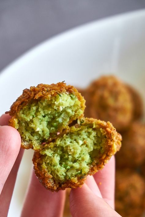 Falafel recept, superlekker en zelfgemaakt | Meatless Monday - The Outdoors Falafel Recipe Gluten Free, Gluten Free School Lunches, Falafel Recipe, Ketogenic Meal Plan, Gluten Free Lunch, High Fat Foods, Keto Meal Prep, Ketogenic Recipes, Base Foods