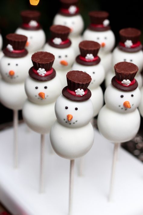 Snowman Cake Pops - Heavenly Cake Pops Snowman Cake Balls, Cake Pop Snowman, Seasonal Cake Pops, Snowman Cake Pops Easy, Snowmen Cake Pops, Christmas Cakepops Ideas Simple, Christmas Cakepops Ideas, Snowman Desserts, Fall Cake Pops Designs