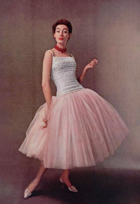 1954 Christian Dior vintage designer couture pink cocktail evening dress ballet length white top model magazine 50s tulle chiffon full skirt gown Christian Dior Dress, Vintage Fashion 1950s, Dior Collection, Dior Dress, Fifties Fashion, Fashion 1950s, Dior Fashion, Vintage Couture, Cocktail Evening Dresses