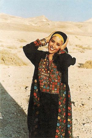 desert yemenite ofra Yemen Clothes, Ofra Haza, Yemeni Clothes, Middle East Culture, Jewish Women, Jewish Culture, Egyptian Culture, Arab Fashion, Hive Mind