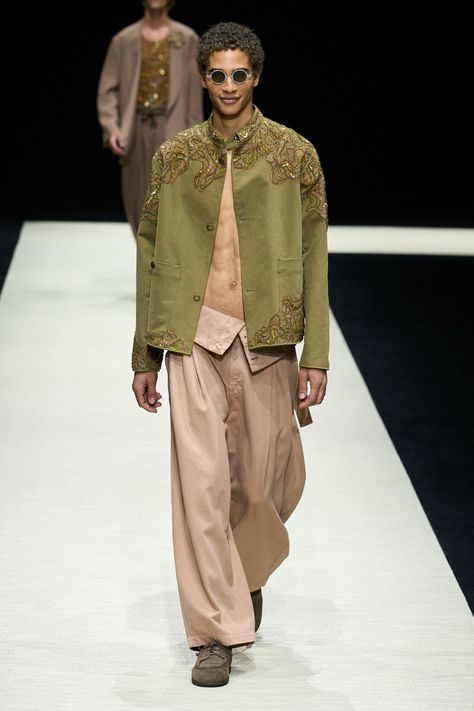 Emporio Armani Spring 2025 Menswear https://www.vogue.com/fashion-shows/spring-2025-menswear/emporio-armani/slideshow/collection#72 Men Couture, Outfits Moodboard, Men Runway, Summer Menswear, Men Fashion Week, Armani Jacket, Khaki Colour, Armani Collection, Men Fashion Show