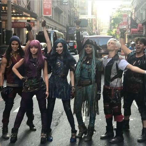 Descendants Bts, Descendants Carlos, Descendants 2015, Descendants Disney, Descendants Pictures, Disney Descendants 2, Pattern Nails, Mal Descendants, Disney Descendants Movie