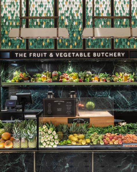 Food Merchandising, Food Display Table, Juice Shop, David Collins, Produce Displays, Supermarket Design, Smoothie Bar, Fruit Display, Fruit Bar