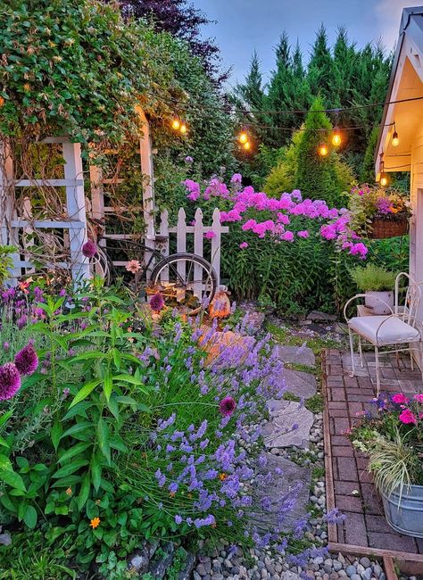 Wild Flowers Backyard, Wild Flower Garden Front Yard, Wild Flowers In Front Of House, Dream Flower Garden, Wildflower Landscaping, Pnw Cottage, Backyard Wildflower Garden, Wild Flowers Garden, Homestead Aesthetic