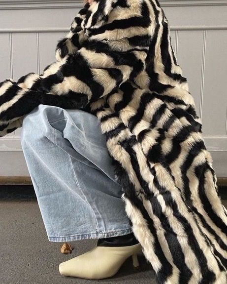 🎧 instagram is linked Zebra Print Clothes, Maria Kragmann, Good Woman, Party Fits, Carrie Bradshaw, Fashion Killa, Fur Jacket, Zebra Print, Winter Wardrobe