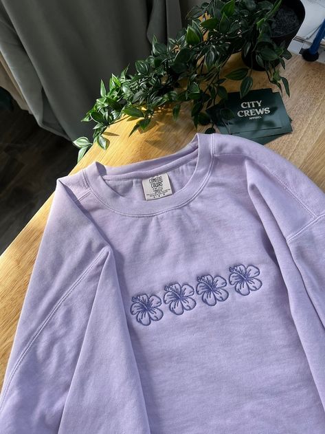 citycrews - Etsy Comfort Colors Crewneck, Back Of Sweatshirt Designs, How To Embroider Clothes, Hibiscus Clothes, Cute Embroidered Sweatshirt, Embroidered Clothes Ideas, Hibiscus Embroidery, Sweatshirts Ideas, Beach Crewneck