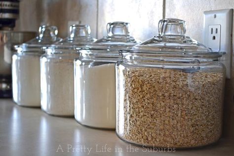 Casa Clean, Space Saving Kitchen, Pretty Life, Organisation Hacks, Kitchen Hacks Organization, Simple Kitchen, Kitchen Canisters, Pantry Storage, Pantry Organization