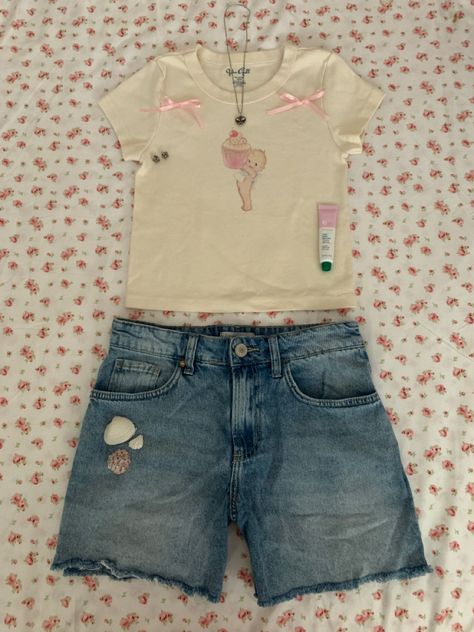 Shorts Coquette Outfit, Jean Shorts Outfit Coquette, Coquette Summer Fits, Coquette Shorts Outfit, Short Girl Outfits Aesthetic, Casual Coquette Outfit, Summer Coquette Outfits, Coquette Summer Outfits, Coquette Outfit Summer