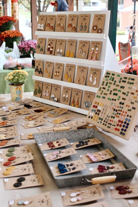 Diy Craft Displays, Jewelry Booth, Stall Display, Earring Displays, Craft Market Display, Origami Earrings, Jewerly Displays, Fair Display, Craft Fairs Booth