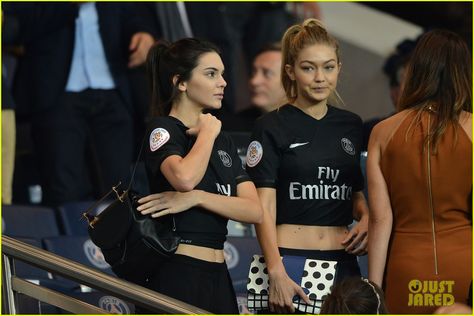 Kendall Jenner & Gigi Hadid Check Out Some Soccer in Paris!: Photo #875258. Kendall Jenner and Gigi Hadid look like they're having a ball while taking in the Paris St. Germain soccer match on Sunday (October 4) at Parc des Princes in Paris,… Khloe Kardashian And Tristan, Gigi Hadid Looks, Football Wags, Photographie Portrait Inspiration, Soccer Match, Soccer Girl, Football Outfits, Football Match, Gaming Clothes