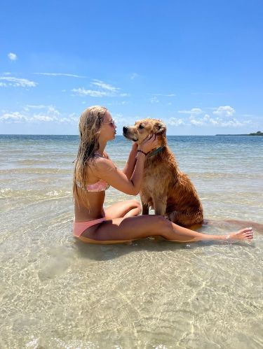 Dog Beach Pictures Photo Ideas, Beach Pics With Dog, Girl And Dog Aesthetic, Dog Beach Pictures, Beach Dog Photos, Pet Poses, Dog Mom Aesthetic, Preppy Animals, Dogs At The Beach