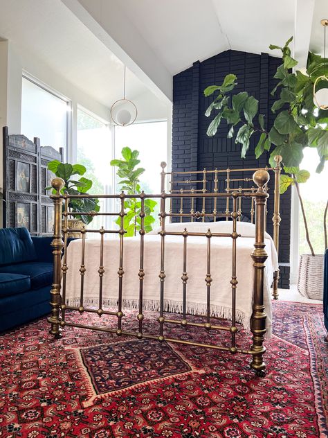 Brass Bed Bedroom Ideas, Metal Bed Frame Ideas, Metal Bed Frame Bedroom, Vintage Metal Bed Frame, Metal Bed Frame Bedroom Ideas, Bed In The Living Room, Vintage Metal Bed, Antique Brass Bed, White Metal Bed Frame