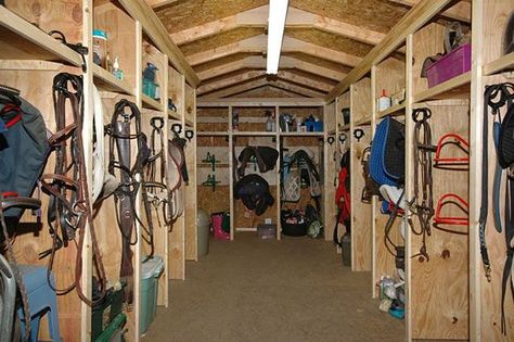 Tack Shed Ideas, Tack Locker, Tack Room Organization, Horse Tack Rooms, Barn Hacks, Diy Horse Barn, Dream Horse Barns, Horse Boarding, Barn Plans