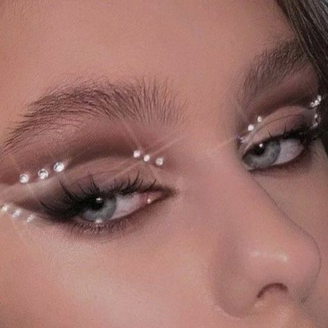 Make Up Strass Glitter, Euforia Makeup, Makeup Looks With Rhinestones, Eyeshadow With Rhinestones, Cheer Makeup, Gem Makeup, Eyeliner Eyelashes, Crystal Makeup, Euphoria Makeup