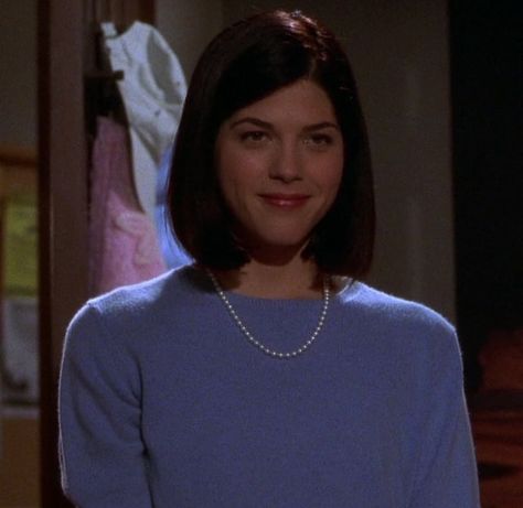 Selma Blair Legally Blonde, Vivian Kensington Aesthetic, Vivian Kensington Outfits, Legally Blonde Emmett, Vivienne Legally Blonde, Vivienne Kensington, Vivian Kensington, Blonde Fits, Illegally Blonde