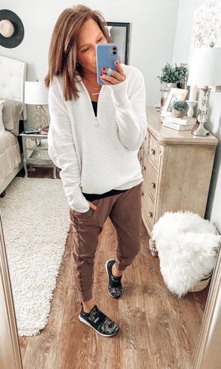 Athletic Joggers Outfit, Athletic Work Outfit, Fall Athletic Outfits, Outfit Early Spring, Summer Outfit Comfy, Jogger Outfit Casual, Casual Athletic Outfits, Athleisure Outfits For Work, Womens Joggers Outfit