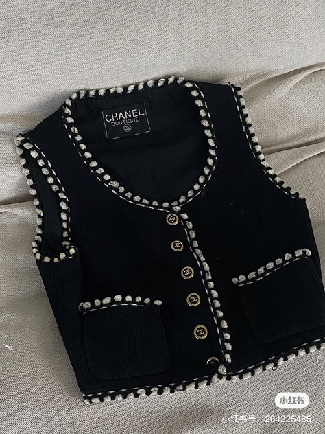 Chanel Vest Outfit, Chanel Vest, Mode Chanel, Timeless Outfits, Elegante Casual, Fashionista Clothes, Chanel Fashion, 가을 패션, Really Cute Outfits