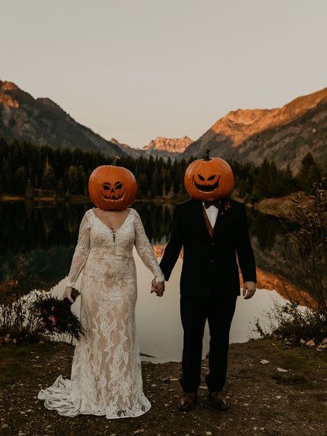 Pumpkin Wedding Decor, Fall Wedding Pictures, Halloween Bride, Photo Halloween, Groom Photoshoot, Fall Wedding Photos, Autumn Weddings, Pumpkin Wedding, Halloween Themed Wedding