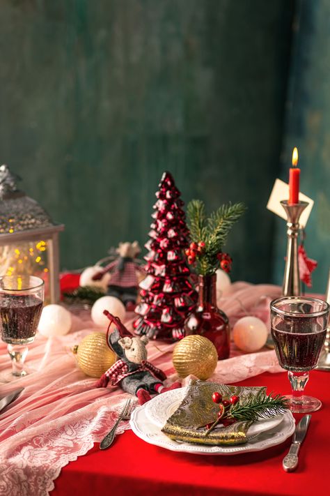 Beautiful christmas table setting with decorations. Download it at freepik.com! #freepik #christmas #christmasdecorations #christmasdecor #photo #christmasphotos Christmas Menu Photography, Winter Food Photography Styling, Christmas Decor Ideas For Cafe, Christmas Food Set Up, Christmas Dinner Photography, Food Photography Christmas, Christmas Product Shoot, Christmas Set Design, Christmas Hotel