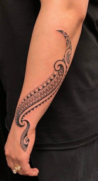 Polynesian Forearm Tattoo Women, Māori Tattoo, Polynesian Forearm Tattoo, Arm Wrap Tattoo, Hawaii Tattoo, Tatoo Styles, Ta Moko, Wrap Tattoo, Polynesian Tattoo Designs