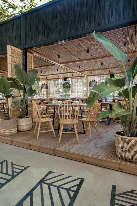 Outdoor Restaurant Patio, Hawaiian Restaurant, Rooftop Restaurant Design, Terrasse Design, Outdoor Restaurant Design, Restaurant Patio, Cafe Shop Design, Coffee Shops Interior, Beach Cafe