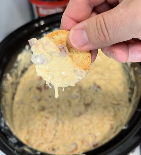 Slow Cooker Crack Chicken Dip Chicken Dip Recipe Crockpot, Dip Recipes Crockpot, Crock Pot Dips, Chicken Dip Recipe, Chicken Snacks, Best Banana Pudding, Sausage Balls, Dipping Sauces, Chicken Dip